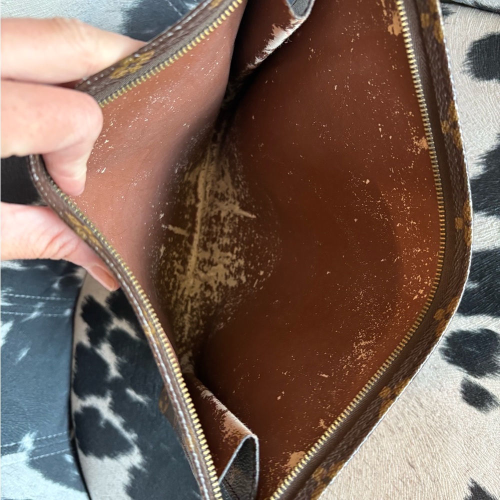 Louis Vuitton Monogram 26 Toiletry Pouch - Picture 11 of 16